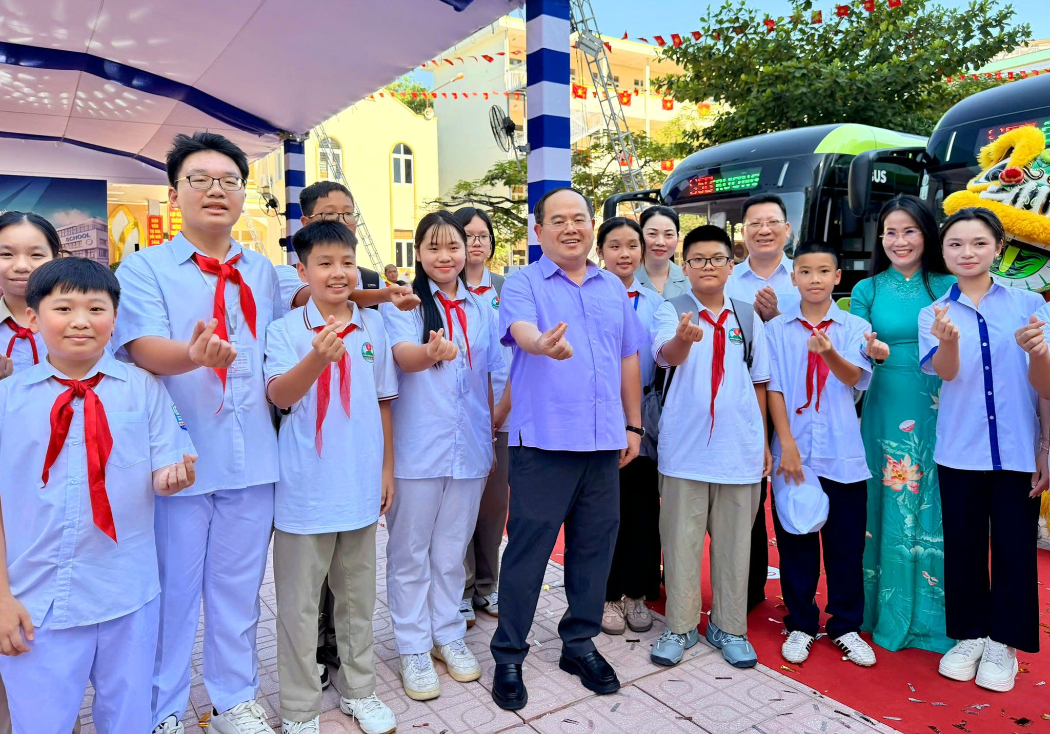 Bí thư Thành ủy, Trưởng Đoàn ĐBQH thành phố Quảng Ninh Quản Minh Cường với các em học sinh tại buổi lễ