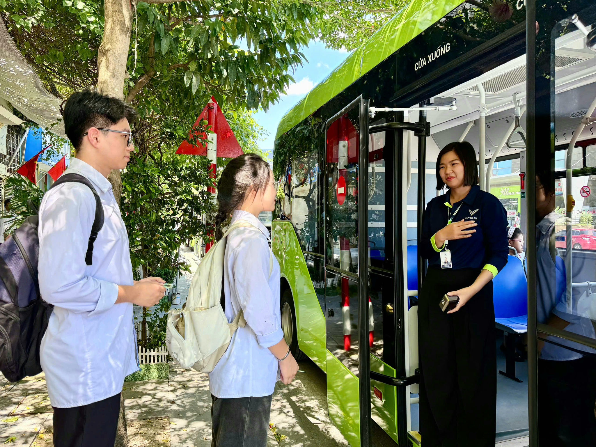 Các em học sinh hào hứng trải nghiệm việc đến trường bằng các tuyến bus miễn phí