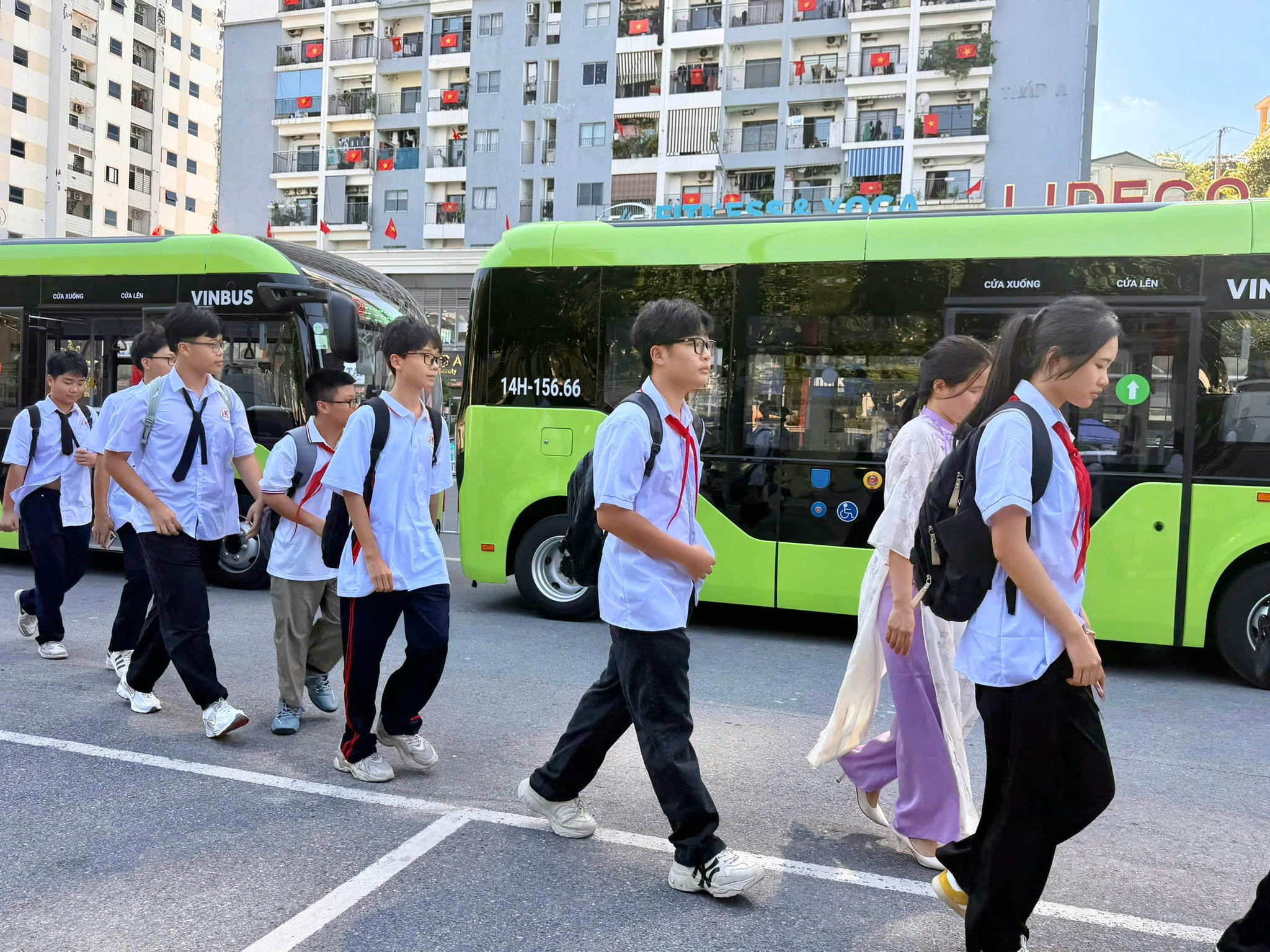 Quảng Ninh khai trương tuyến xe bus điện miễn phí đưa đón học sinh đến trường
