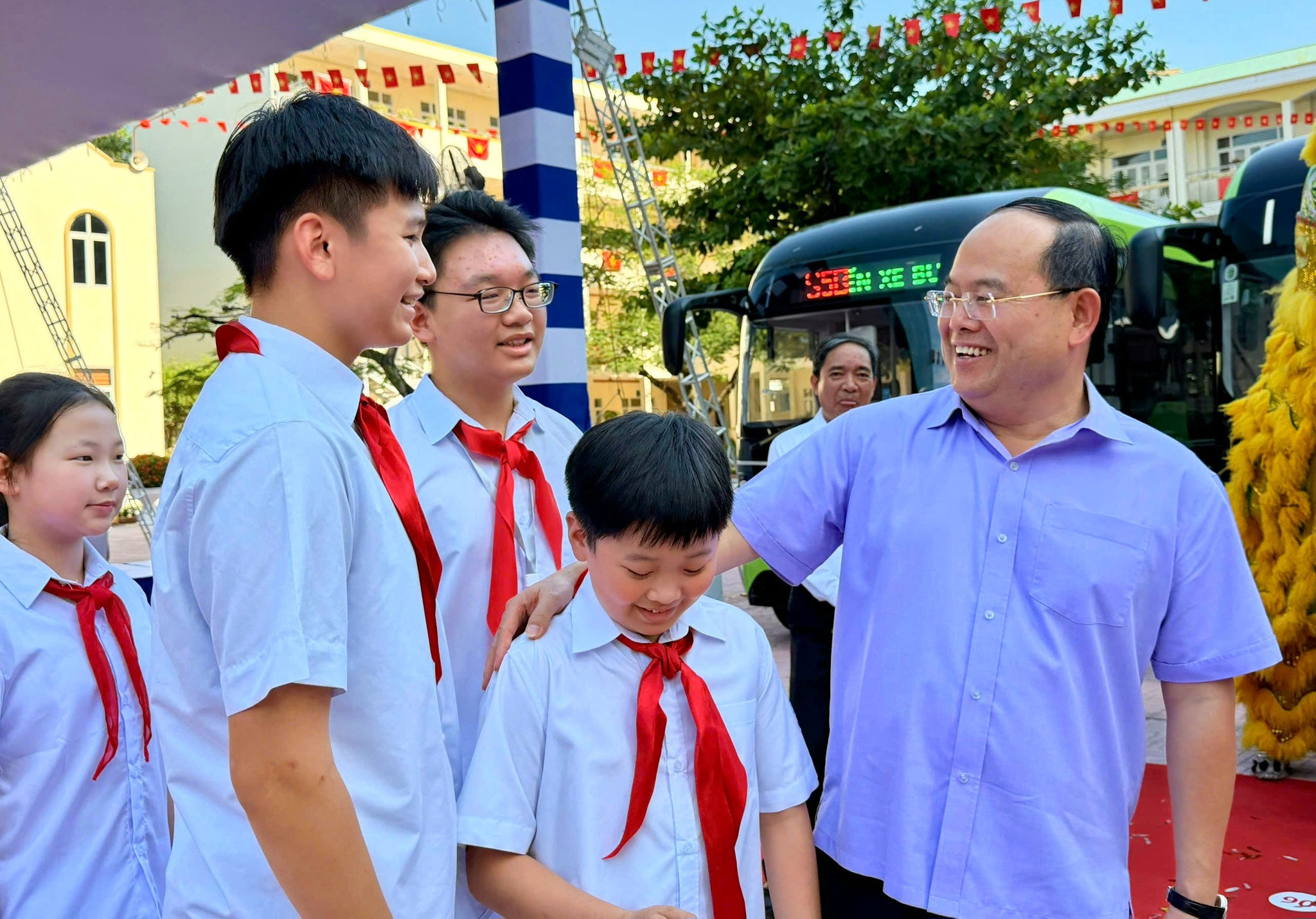 Quảng Ninh khai trương tuyến xe bus điện miễn phí đưa đón học sinh đến trường