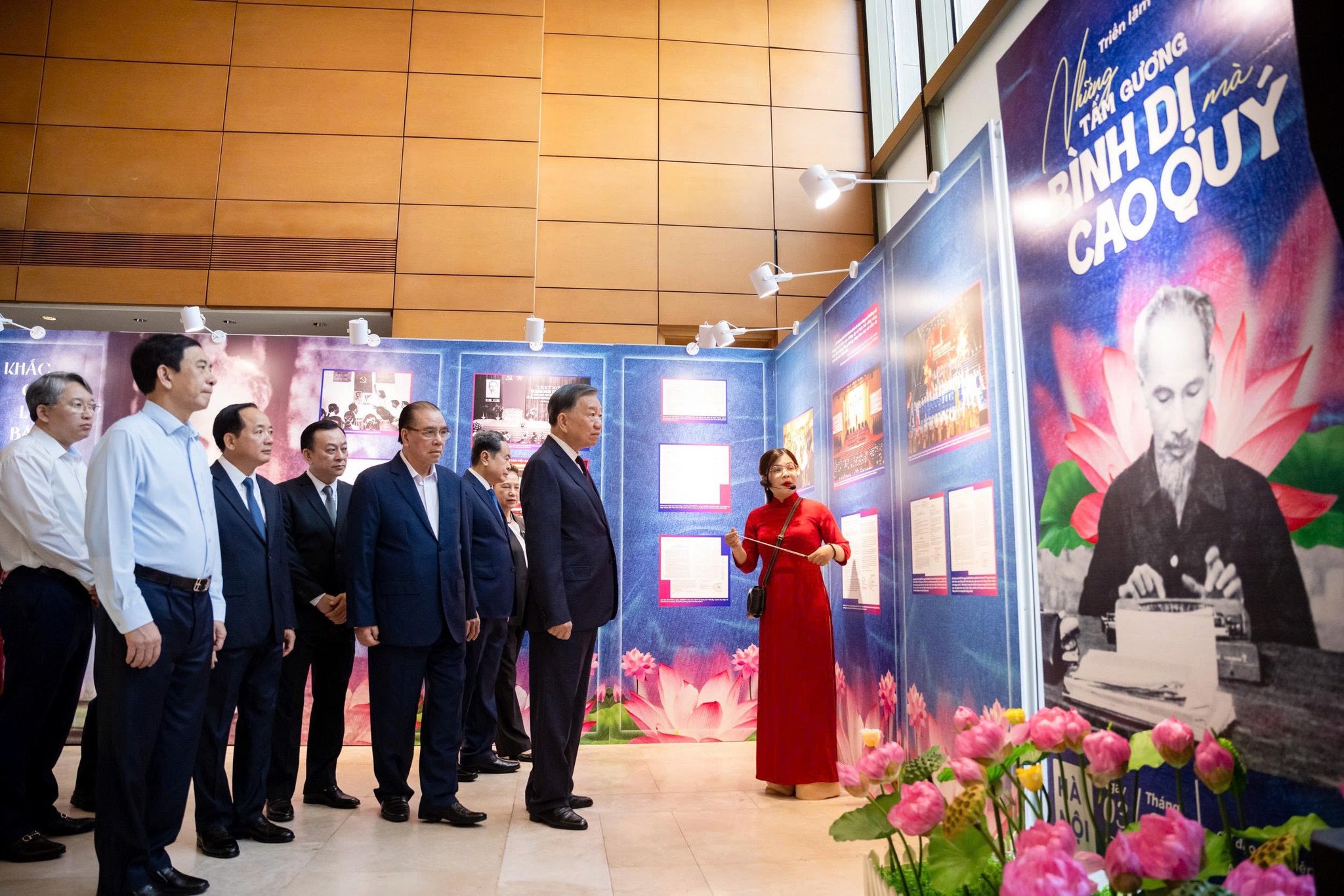 Tổng Bí thư, Chủ tịch nước Tô Lâm và lãnh đạo, nguyên lãnh đạo Đảng, Nhà nước, các đại biểu tham quan triển lãm “Những tấm gương bình dị mà cao quý”