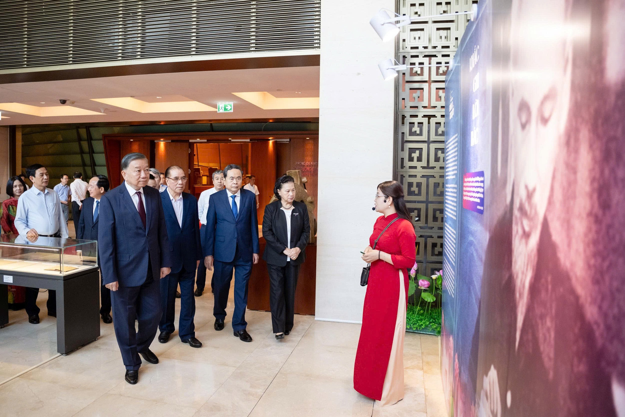 Tổng Bí thư, Chủ tịch nước Tô Lâm và lãnh đạo, nguyên lãnh đạo Đảng, Nhà nước, các đại biểu tham quan triển lãm “Những tấm gương bình dị mà cao quý”