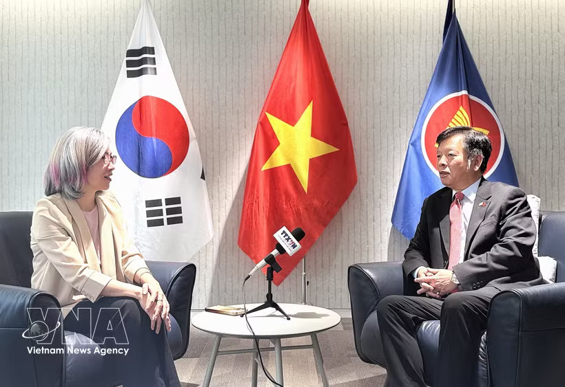 Vietnamese Ambassador to the Republic of Korea Vu Ho (R) speaks to a VNA correspondent in the Republic of Korea. (Photo: VNA)