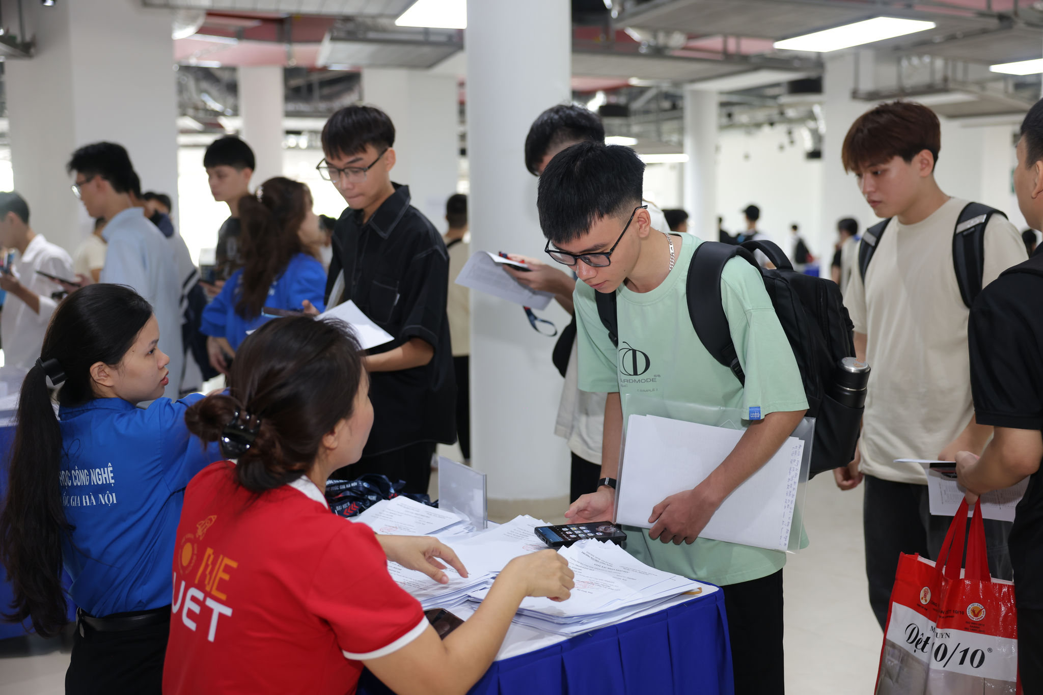 Các tân sinh viên Trường Đại học Công nghệ trong ngày nhập học