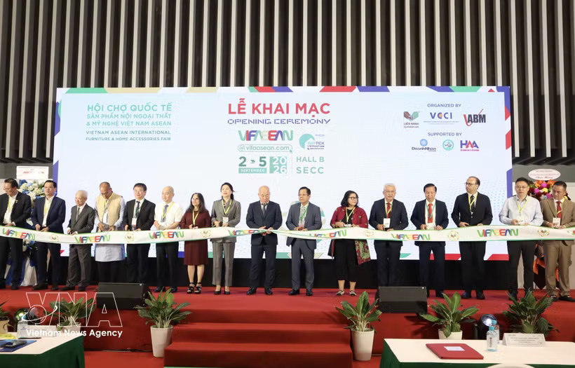 Delegates at the opening ceremony of the fourth Vietnam ASEAN International Furniture and Home Accessories Fair (VIFA ASEAN 2026). (Photo: VNA)