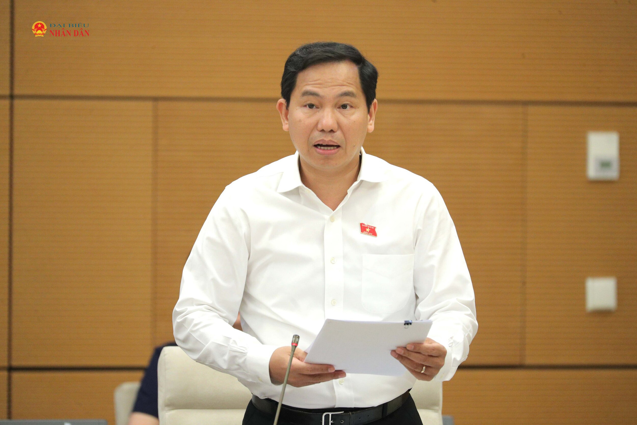 Tổng Thư ký Quốc hội, Chủ nhiệm Văn phòng Quốc hội Lê Quang Mạnh trình bày Báo cáo về tổng kết Kỳ họp
