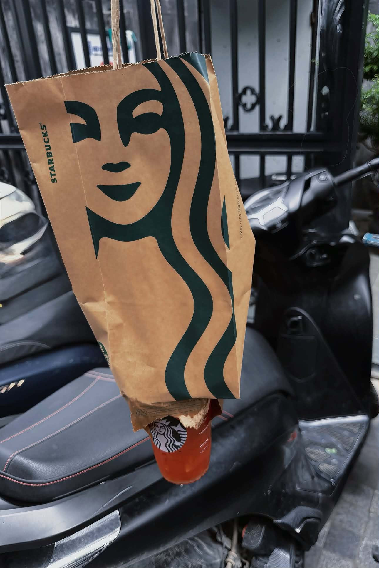 Starbucks thu tiền túi giấy: Khi “sống xanh” phải trả thêm chi phí, nhưng chiếc túi lại bị chê dễ rách