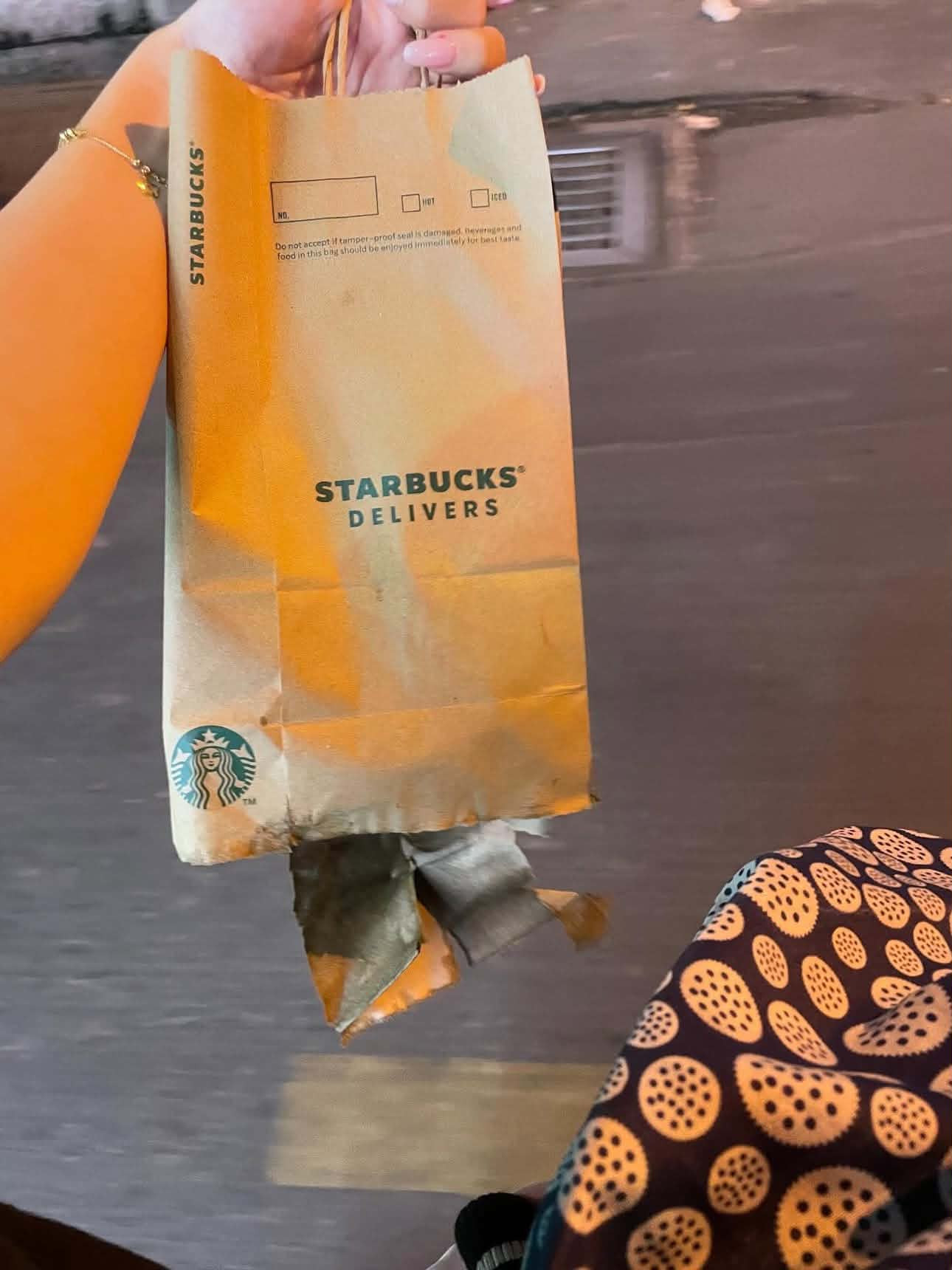 Starbucks thu tiền túi giấy: Khi “sống xanh” phải trả thêm chi phí, nhưng chiếc túi lại bị chê dễ rách
