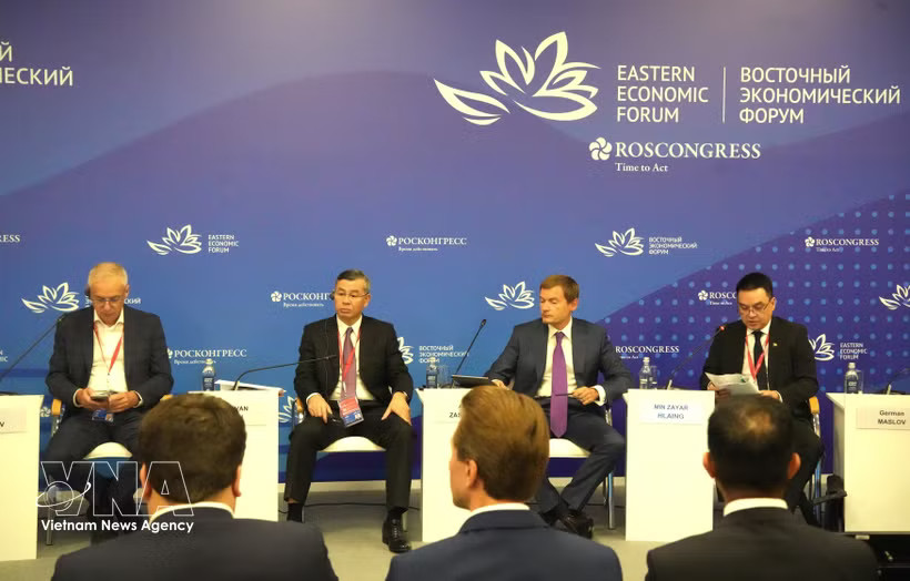 Finance Minister Ngo Van Tuan ( second, from left) at the Russia-ASEAN Business Dialogue held on September 2 as part of the 11th Eastern Economic Forum in Vladivostok, Russia. (Photo: VNA)