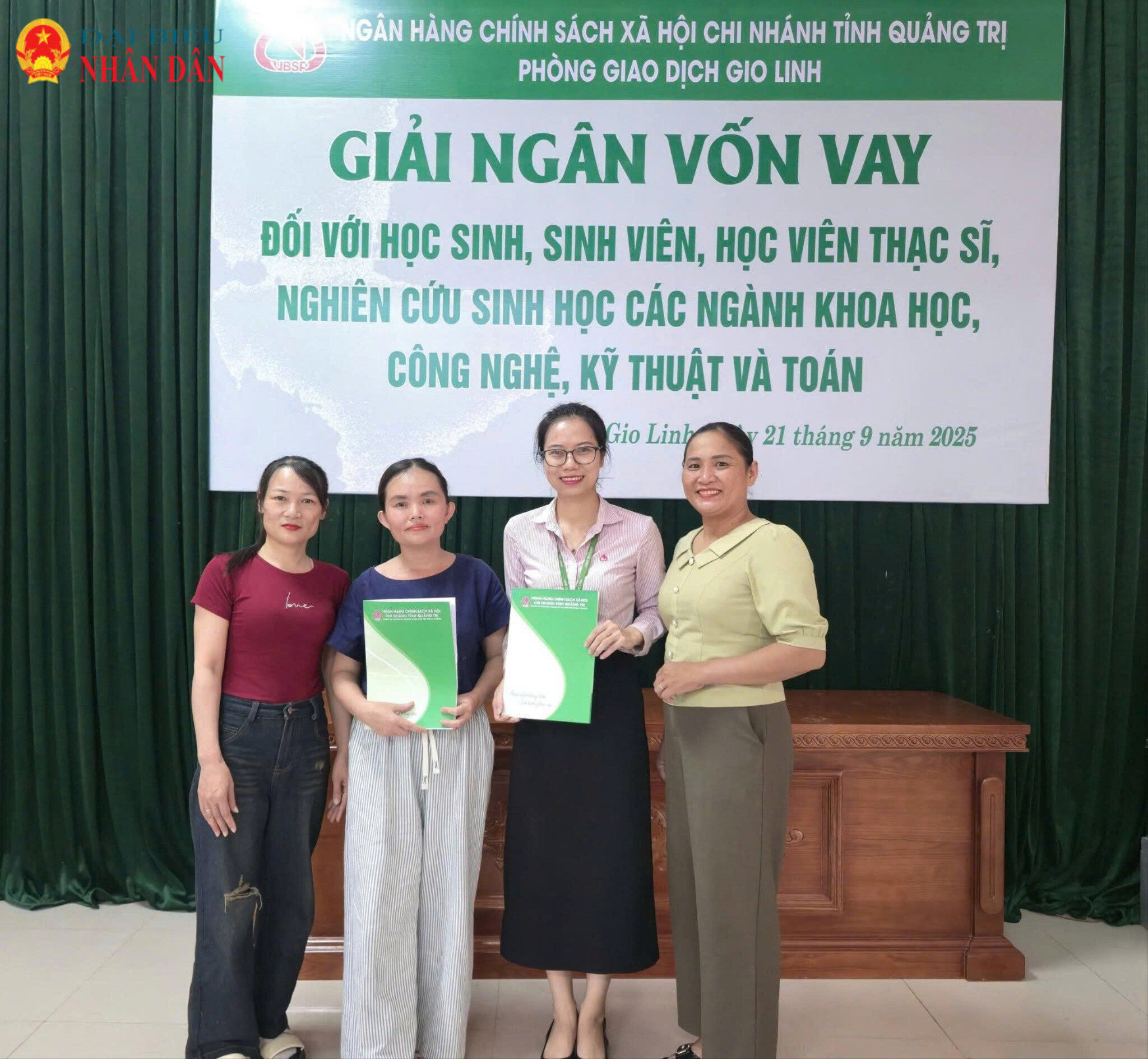 Ngân hàng Chính sách xã hội Chi nhánh tỉnh Quảng Trị giải ngân vốn vay đối với học sinh, sinh viên, học viên cao học và nghiên cứu sinh tại Phòng giao dịch Gio Linh.