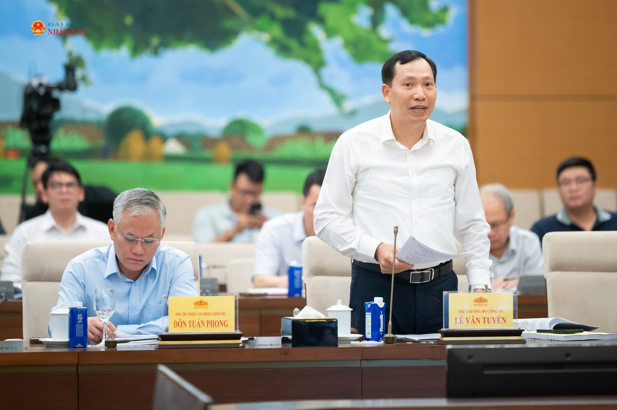 Thứ trưởng Bộ Công an Lê Văn Tuyến trình bày Tờ trình dự án Luật sửa đổi, bổ sung một số điều của Luật Quản lý, sử dụng vũ khí, vật liệu nổ và công cụ hỗ trợ; Luật Phòng cháy, chữa cháy và cứu nạn, cứu hộ
