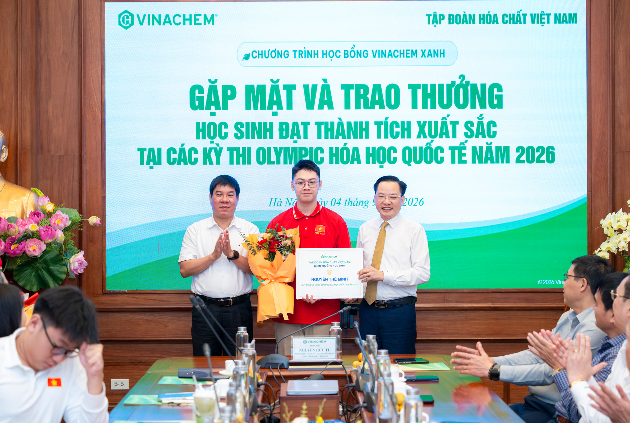 Tập đoàn Hóa chất Việt Nam Vinachem trao thưởng cho các học sinh đạt thành tích xuất sắc tại các Kỳ thi Olympic Hoá học Quốc tế