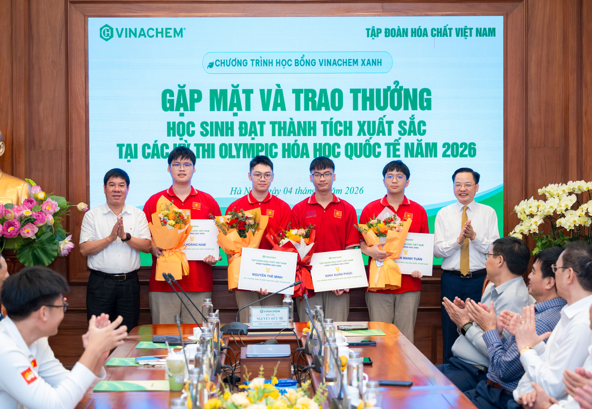 Tập đoàn Hóa chất Việt Nam Vinachem trao thưởng cho các học sinh đạt thành tích xuất sắc tại các Kỳ thi Olympic Hoá học Quốc tế