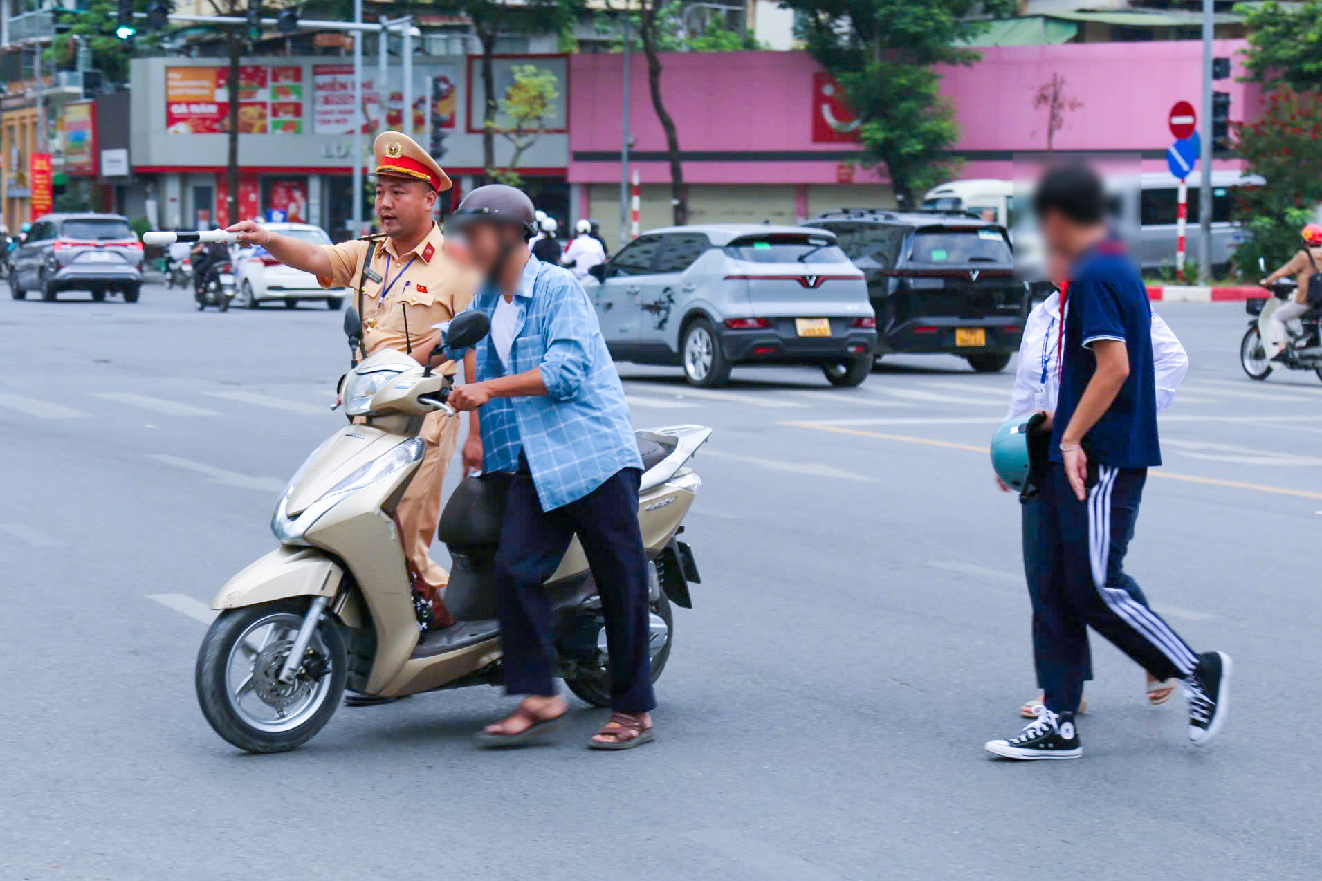 Đội CSGT đường bộ số 3 kiểm tra, xử lý các vi phạm tại tuyến Nguyễn Chí Thanh