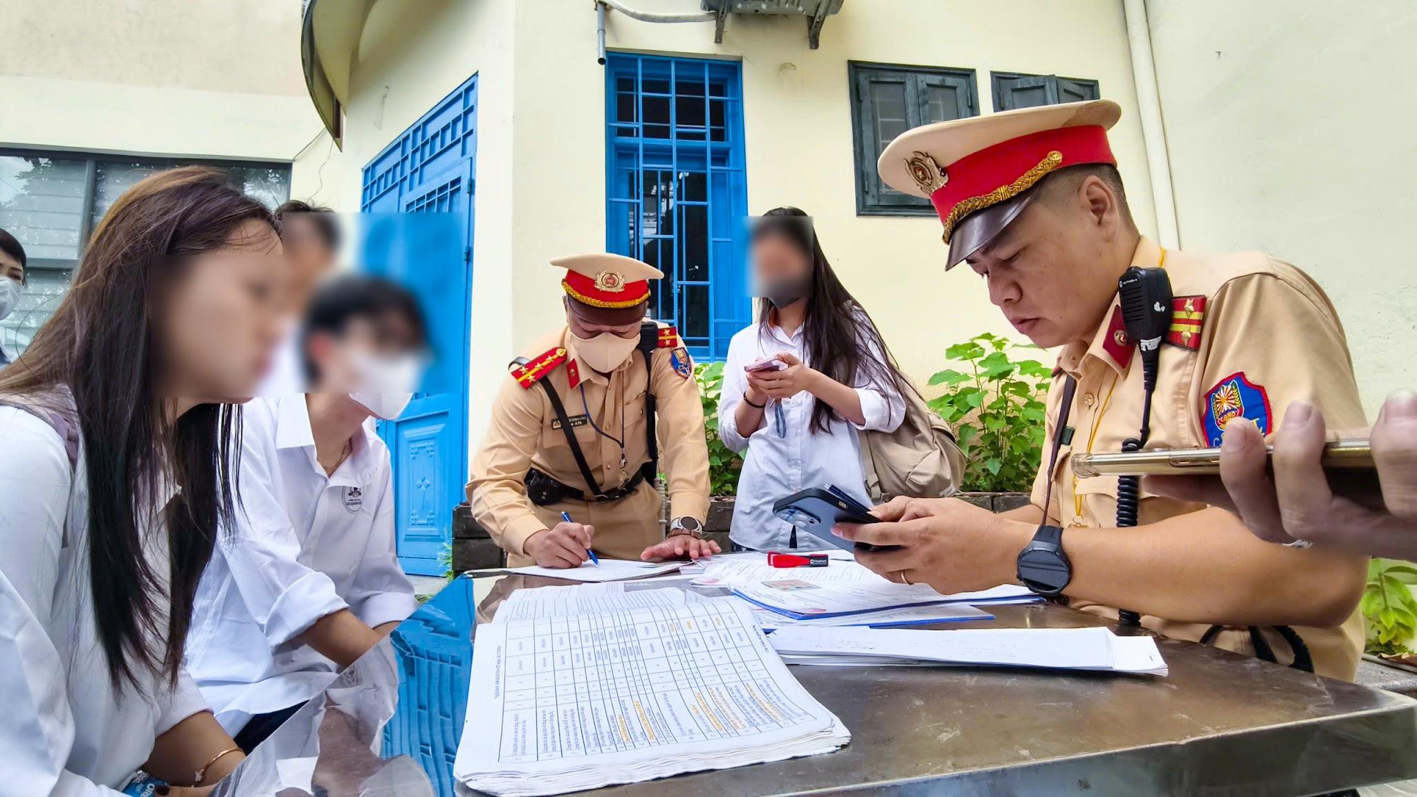 Trong sáng ngày đầu triển khai kế hoạch, nhiều học sinh, phụ huynh vi phạm bị xử lý