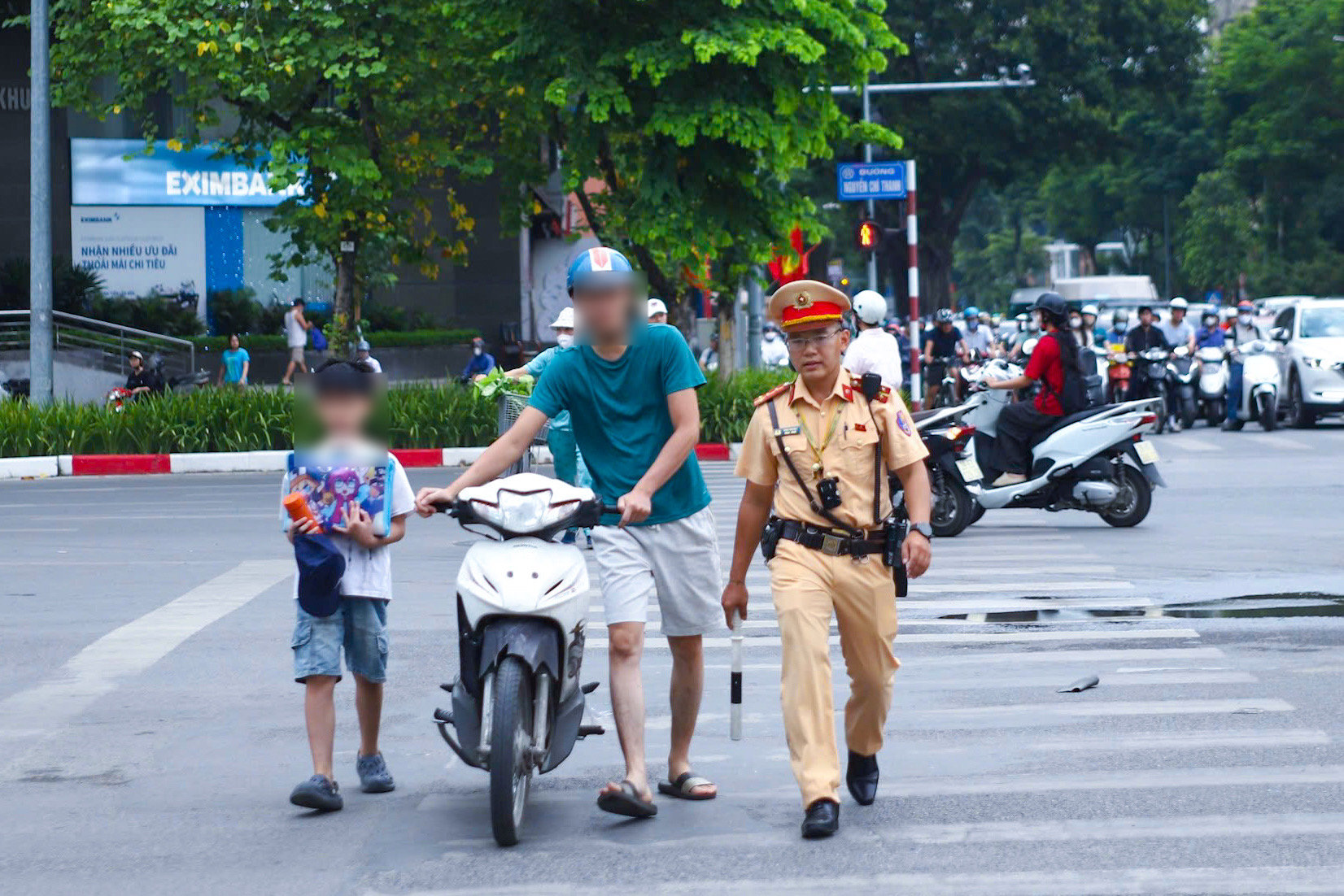 Trường hợp phụ huynh chở học sinh không đội mũ bảo hiểm cho con khi ngồi trên xe máy tham gia giao thông