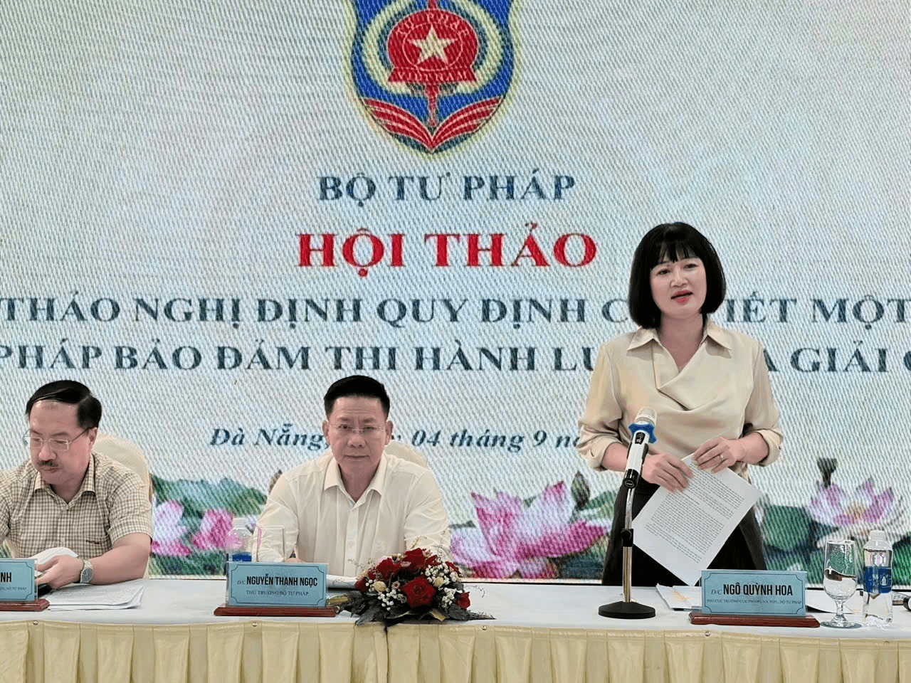 Phó Cục trưởng Cục Phổ biến, giáo dục pháp luật và Trợ giúp pháp lý Ngô Quỳnh Hoa trình bày tóm tắt nội dung dự thảo Nghị định