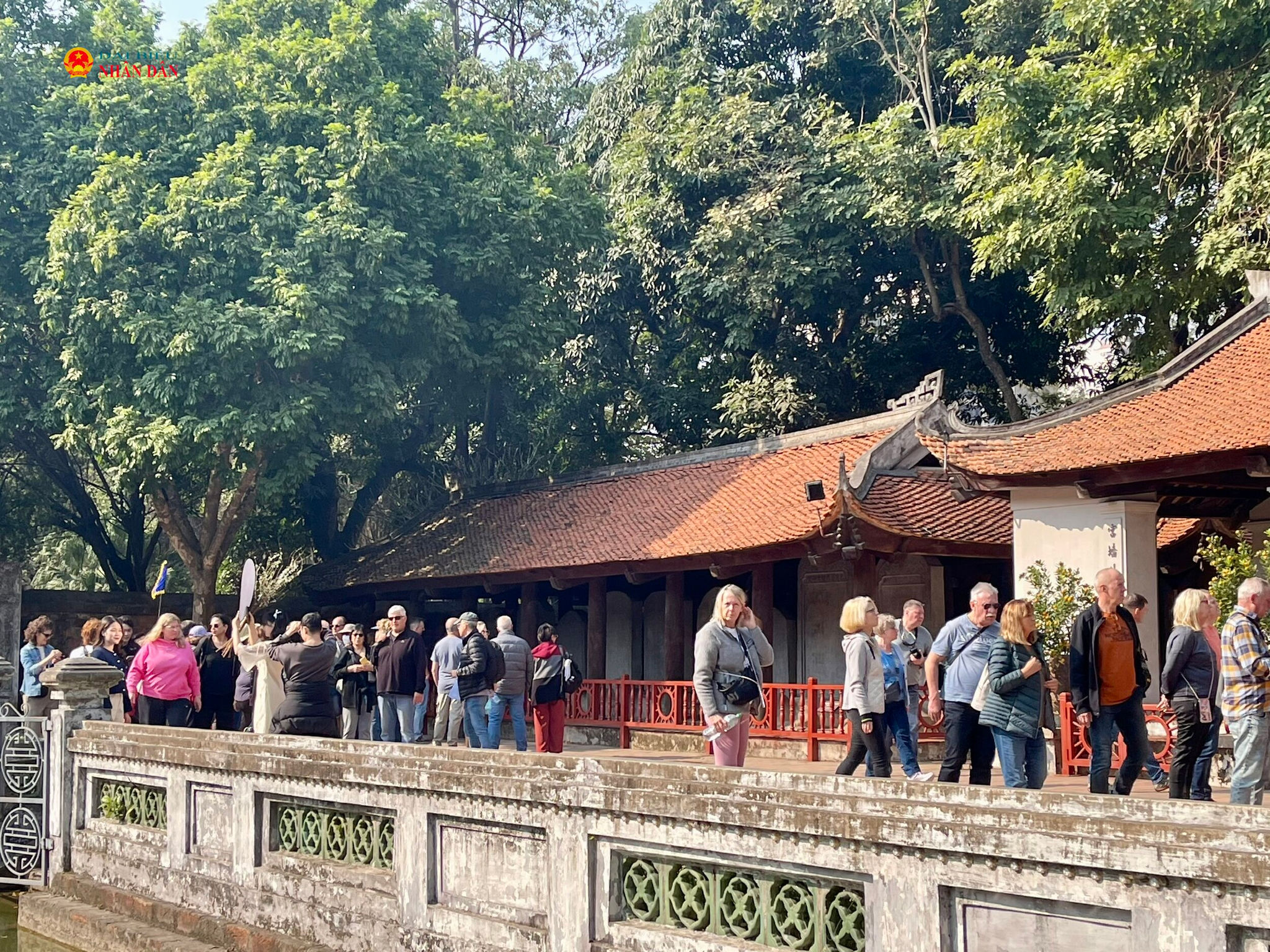 Khách quốc tế tham quan Văn Miếu - Quốc Tử Giám