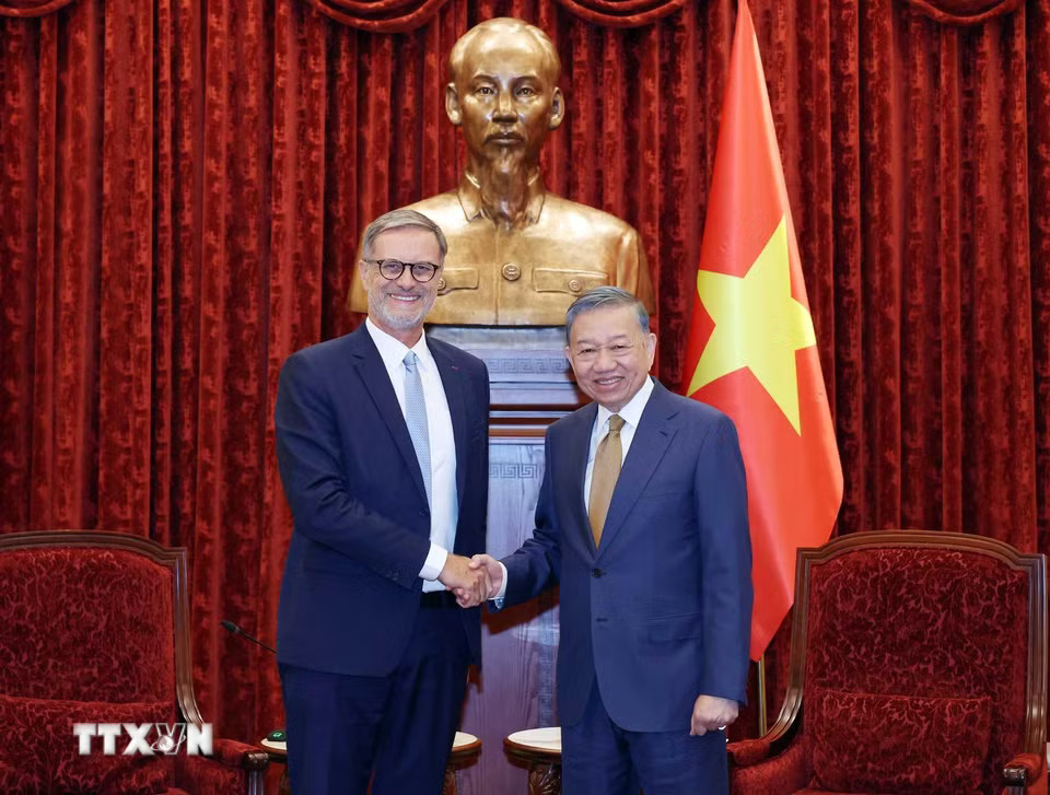 Tổng Bí thư, Chủ tịch nước Tô Lâm tiếp Đại sứ Cộng hòa Pháp tại Việt Nam Olivier Brochet đến chào từ biệt nhân dịp kết thúc nhiệm kỳ công tác tại Việt Nam