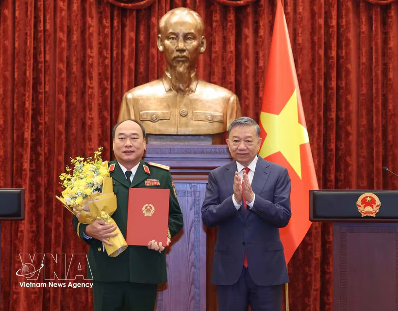 General Secretary of the Communist Party of Vietnam Central Committee and President To Lam (right) presents the decision to Le Quang Dao on September 4. (Photo: VNA)