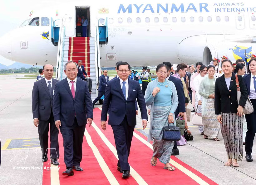 President of the Republic of the Union of Myanmar Min Aung Hlaing and his spouse are welcomed at the Noi Bai International Airport in Hanoi (Photo: VNA)