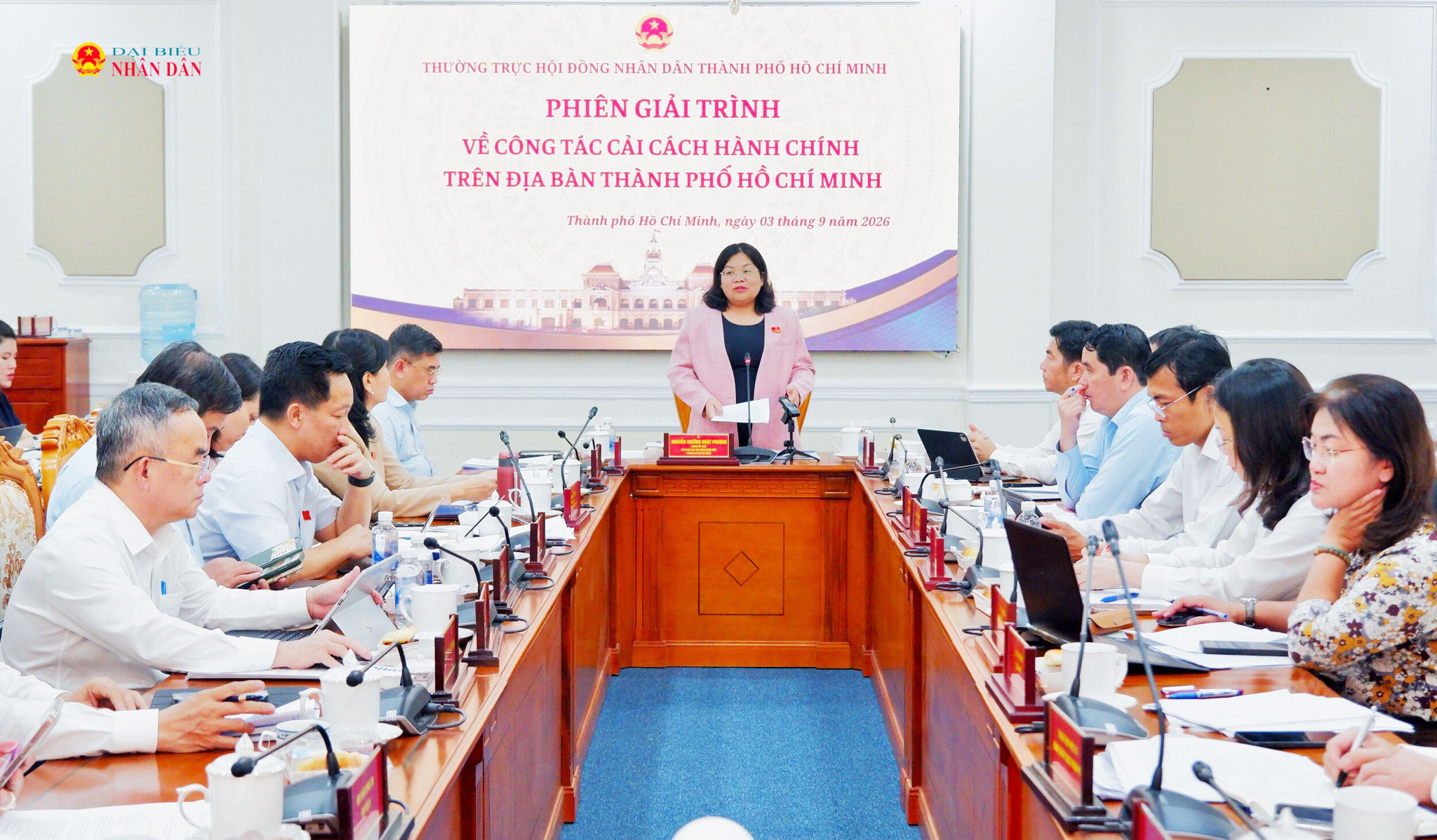 Phó Chủ tịch HĐND thành phố Nguyễn Trường Nhật Phượng phát biểu tại phiên giải trình