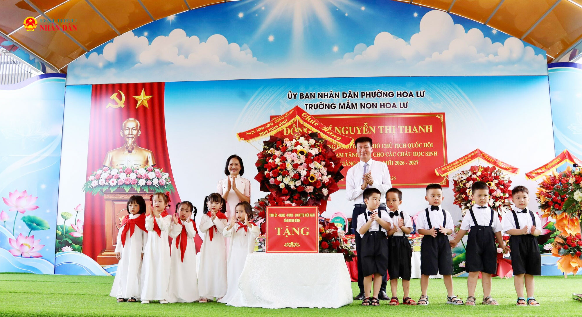 Bí thư Tỉnh ủy Trần Huy Tuấn tặng quà chúc mừng Nhà trường và các cháu mầm non