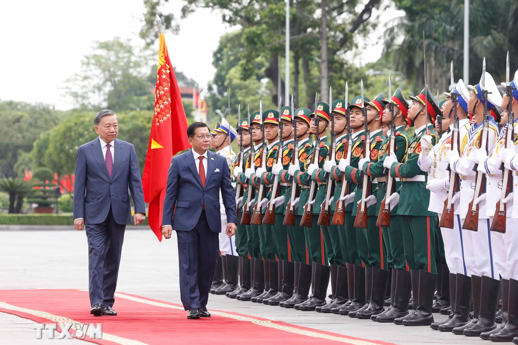 Tổng Bí thư, Chủ tịch nước Tô Lâm và Tổng thống Myanmar Min Aung Hlaing duyệt Đội danh dự Quân đội nhân dân Việt Nam