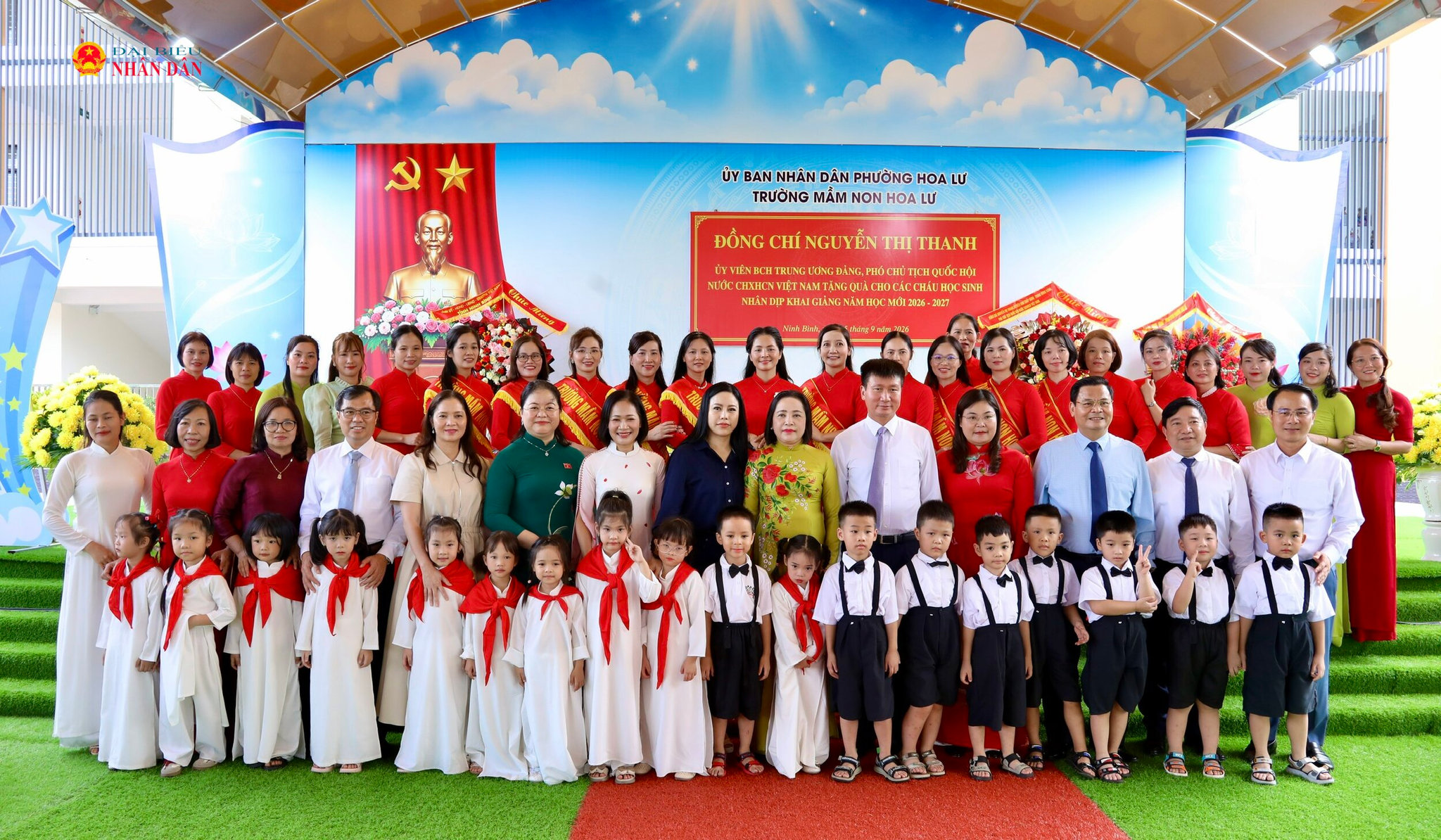 Phó Chủ tịch Nguyễn Thị Thanh cùng Bí thư Tỉnh ủy Trần Huy Tuấn chụp ảnh lưu niệm với các thầy cô, cháu Trường Mầm non Hoa Lư - Phân hiệu Ninh Nhất, phường Hoa Lư