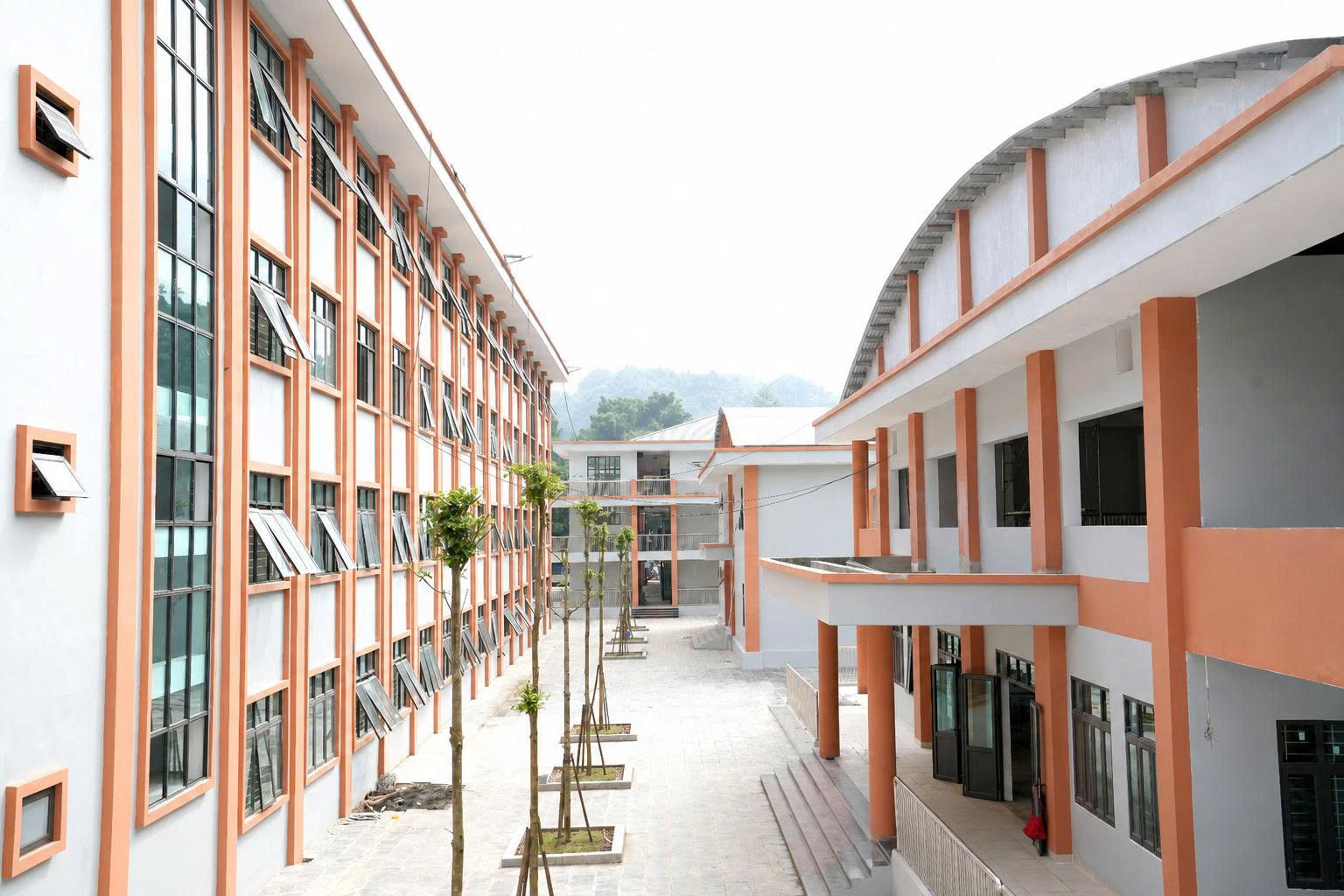 Những dãy phòng học sáng màu, khu nội trú và nhà đa năng năng tạo không gian giáo dục hiện đại