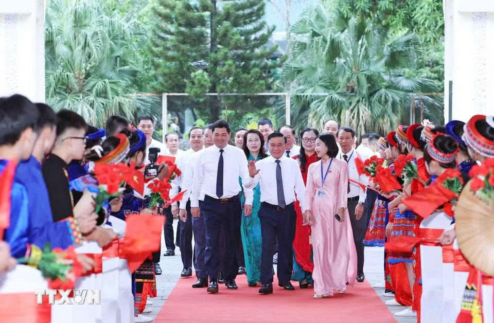 Ủy viên Bộ Chính trị, Thường trực Ban Bí thư Trần Cẩm Tú đến dự Lễ khai giảng tại điểm cầu Trường Phổ thông Dân tộc Nội trú tỉnh Bắc Ninh