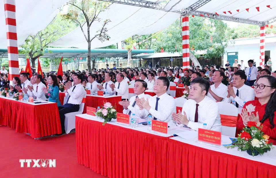 Ủy viên Bộ Chính trị, Thường trực Ban Bí thư Trần Cẩm Tú dự Lễ khai giảng tại điểm cầu Trường Phổ thông Dân tộc Nội trú tỉnh Bắc Ninh