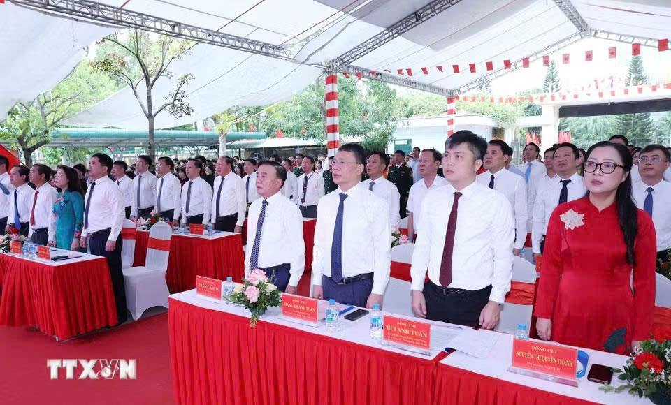 Ủy viên Bộ Chính trị, Thường trực Ban Bí thư Trần Cẩm Tú và các đại biểu thực hiện nghi lễ chào cờ