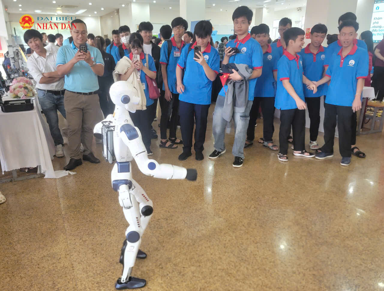 Mô hình robot biểu diễn tại khuôn viên lễ khai giảng thu hút sự chú ý của đông đảo học sinh, sinh viên và khách dự