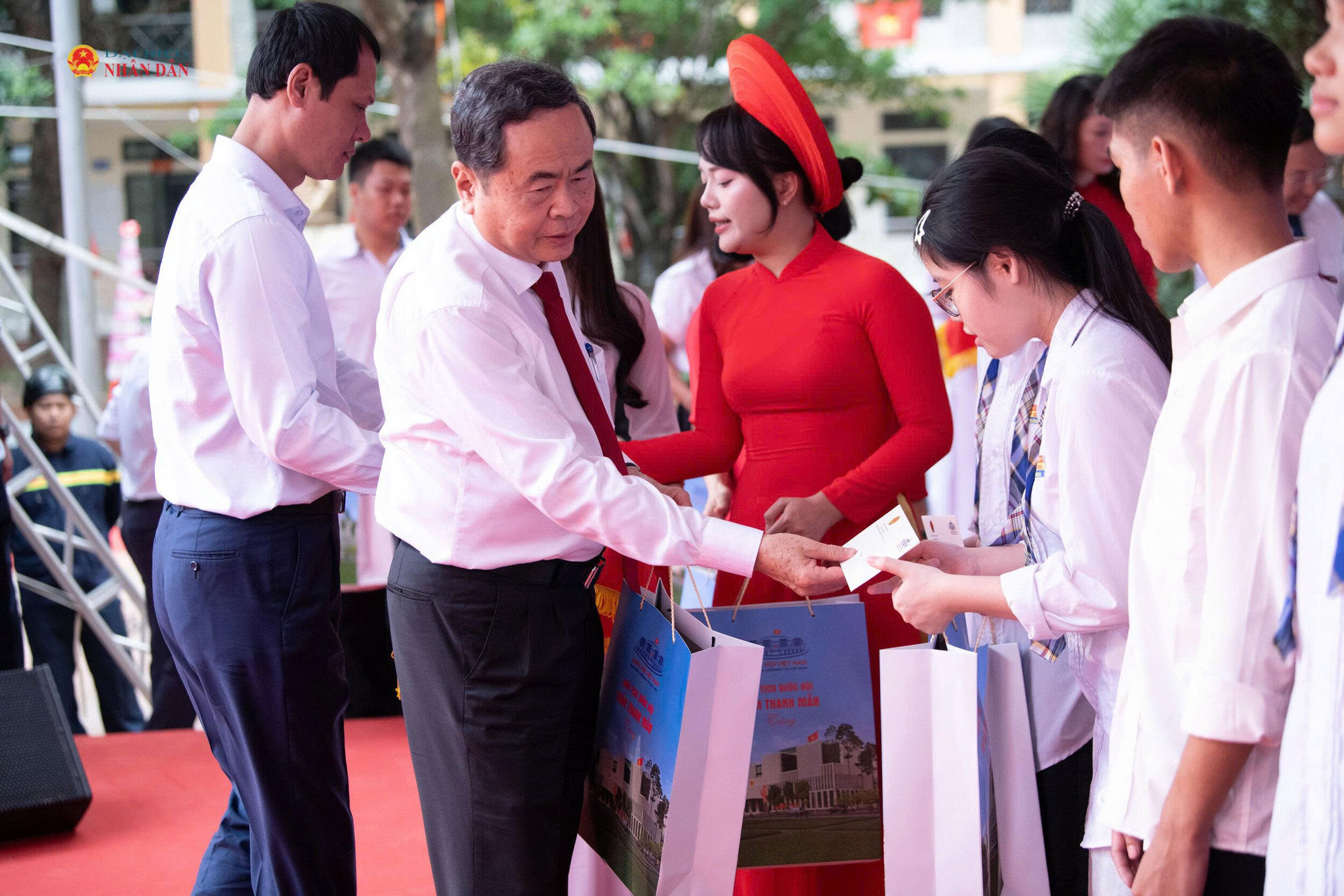 Chủ tịch Quốc hội Trần Thanh Mẫn trao quà tặng các em học sinh có thành tích xuất sắc trong các kỳ thi cấp tỉnh và quốc gia