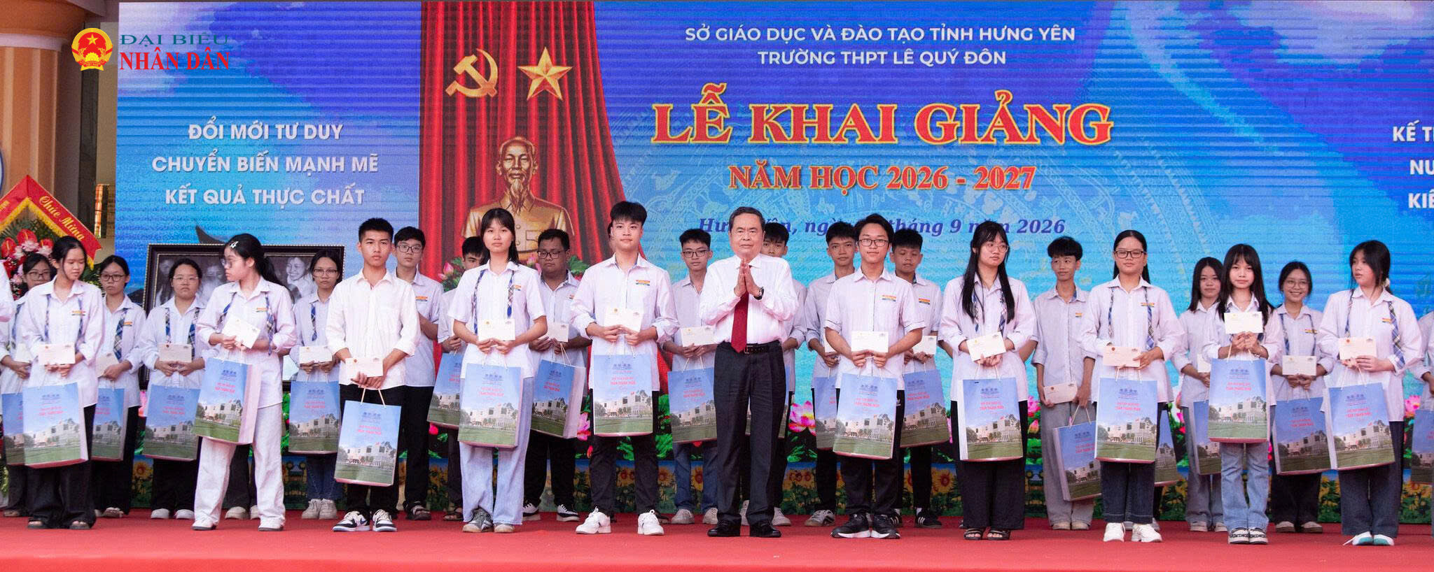 Chủ tịch Quốc hội Trần Thanh Mẫn trao quà tặng các em học sinh có thành tích xuất sắc trong các kỳ thi cấp tỉnh và quốc gia
