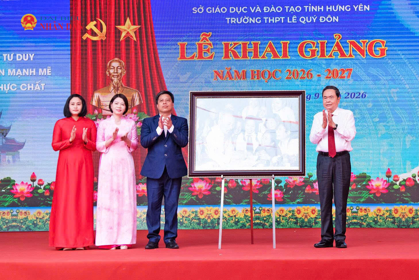Chủ tịch Quốc hội Trần Thanh Mẫn trao bức ảnh “Bác Hồ và các em học sinh” tặng Trường THPT Lê Quý Đôn