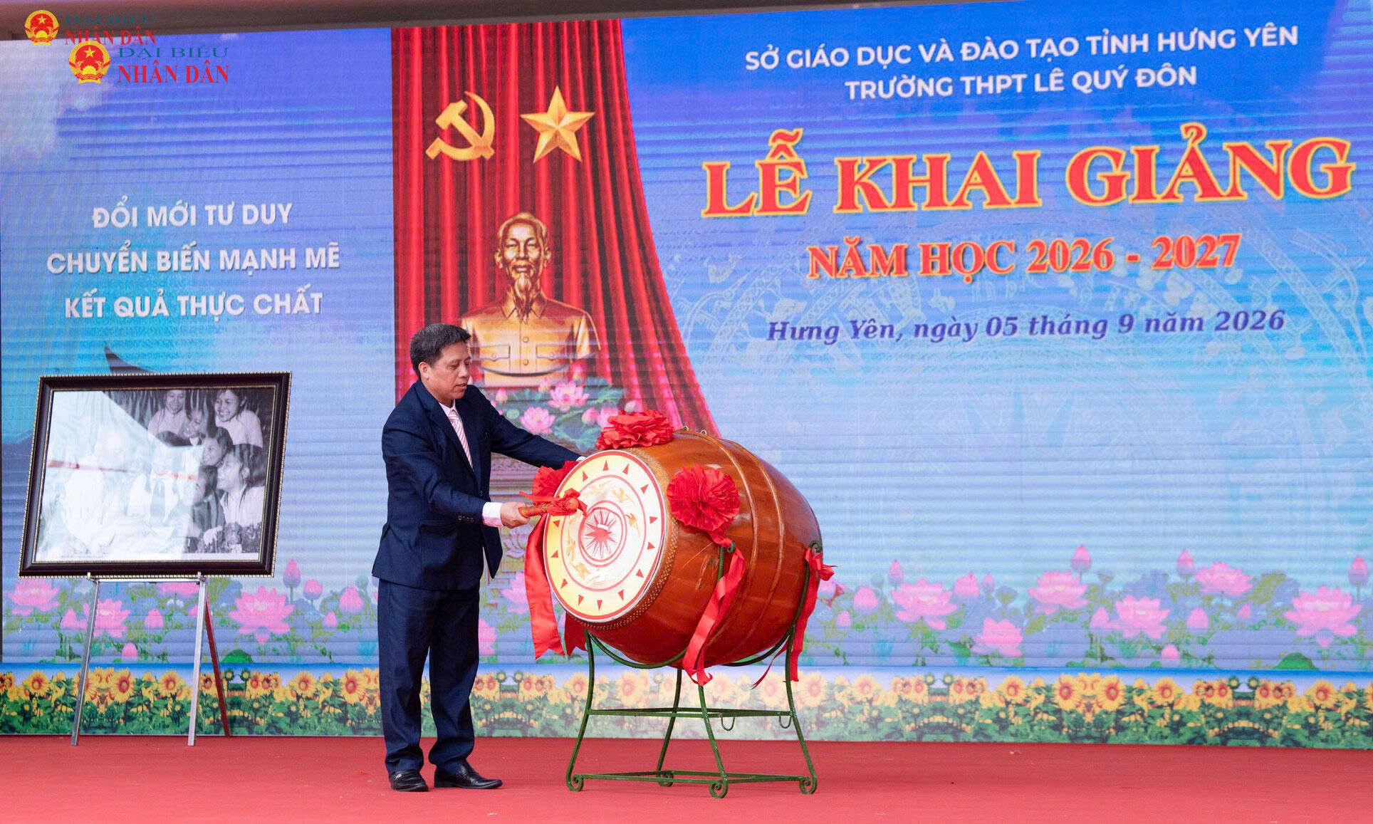 Hiệu trrưởng Trường THPT Lê Quý Đôn Phạm Văn Long đánh trống khai giảng năm học 2026 - 2027