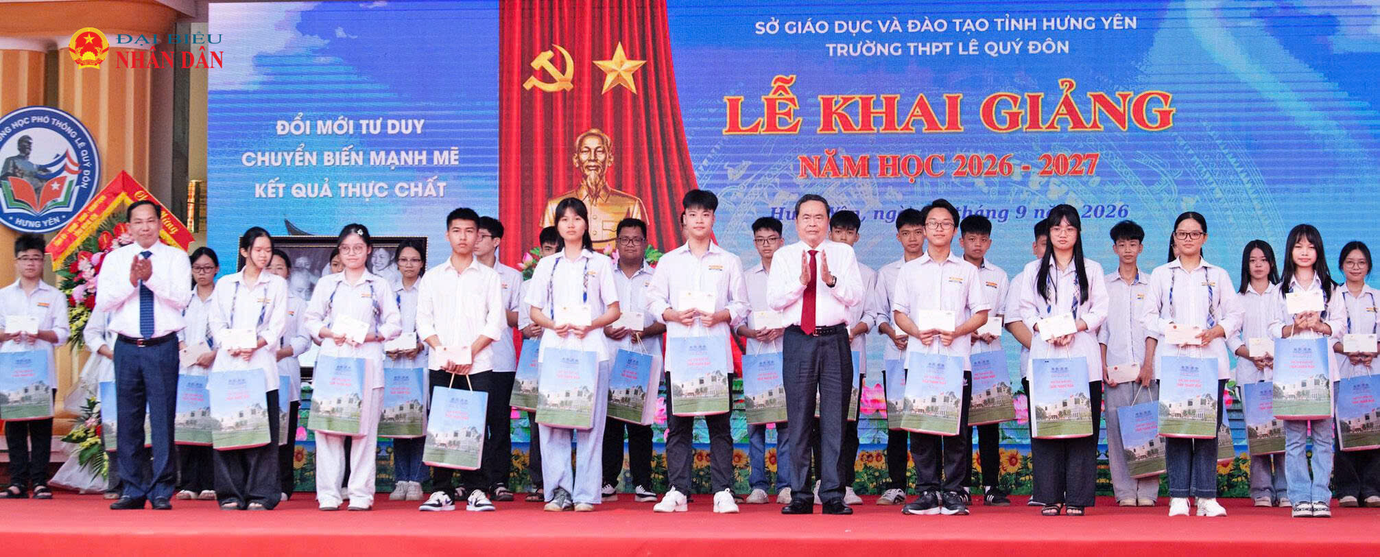 Chủ tịch Quốc hội Trần Thanh Mẫn trao quà tặng các em học sinh có thành tích xuất sắc trong các kỳ thi cấp tỉnh và quốc gia
