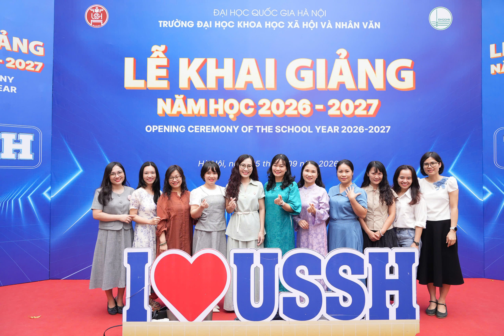 Giảng viên, sinh viên Trường Đại học Khoa học Xã hội và Nhân văn rạng rỡ đón chào năm học mới.