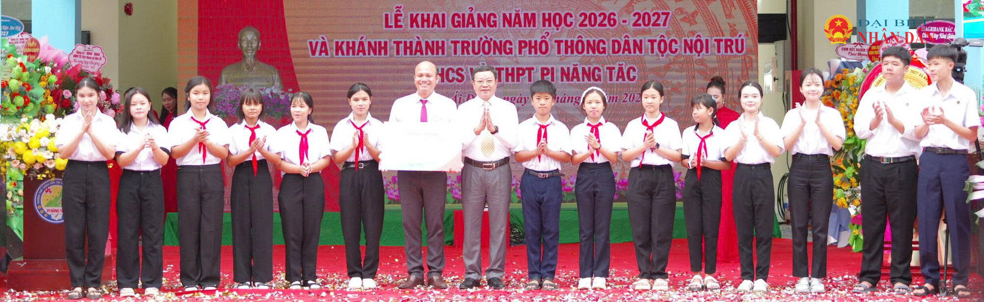 Đại diện Bộ Giáo dục và Đào tạo tặng sách, vở cho các em học sinh Trường Phổ thông Dân tộc nội trú THCS và THPT Pi Năng Tắc