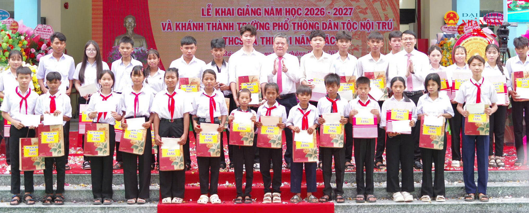 Lãnh đạo tỉnh Khánh Hòa tặng quà các em học sinh nghèo vượt khó của trường