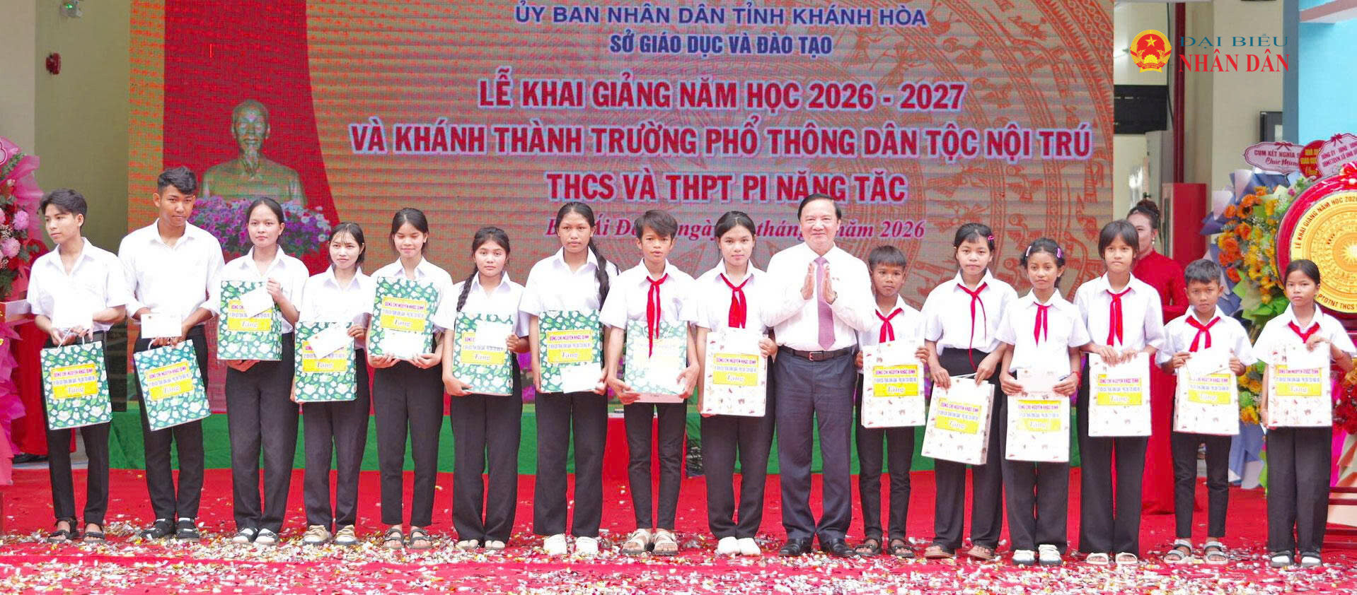 Phó Chủ tịch Quốc hội Nguyễn Khắc Định trao quà tặng học sinh nghèo vượt khó