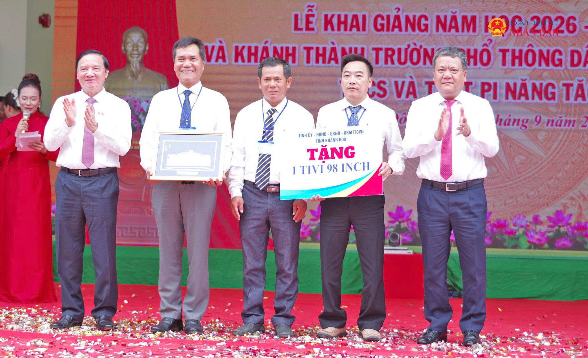 Phó Chủ tịch Quốc hội Nguyễn Khắc Định, Bí thư Tỉnh ủy Khánh Hòa Trần Phong trao quà tặng nhà trường