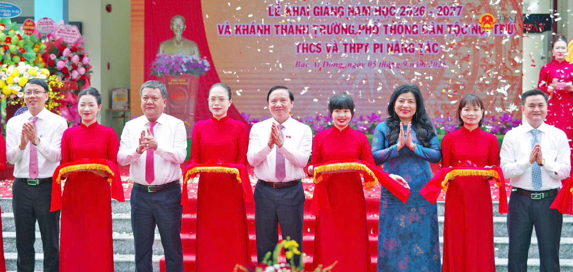 Phó Chủ tịch Quốc hội Nguyễn Khắc Định, Bí thư Tỉnh ủy Khánh Hòa Trần Phong cùng các đại biểu đã thực hiện nghi thức cắt băng khánh thành Trường Phổ thông Dân tộc nội trú THCS và THPT Pi Năng Tắc