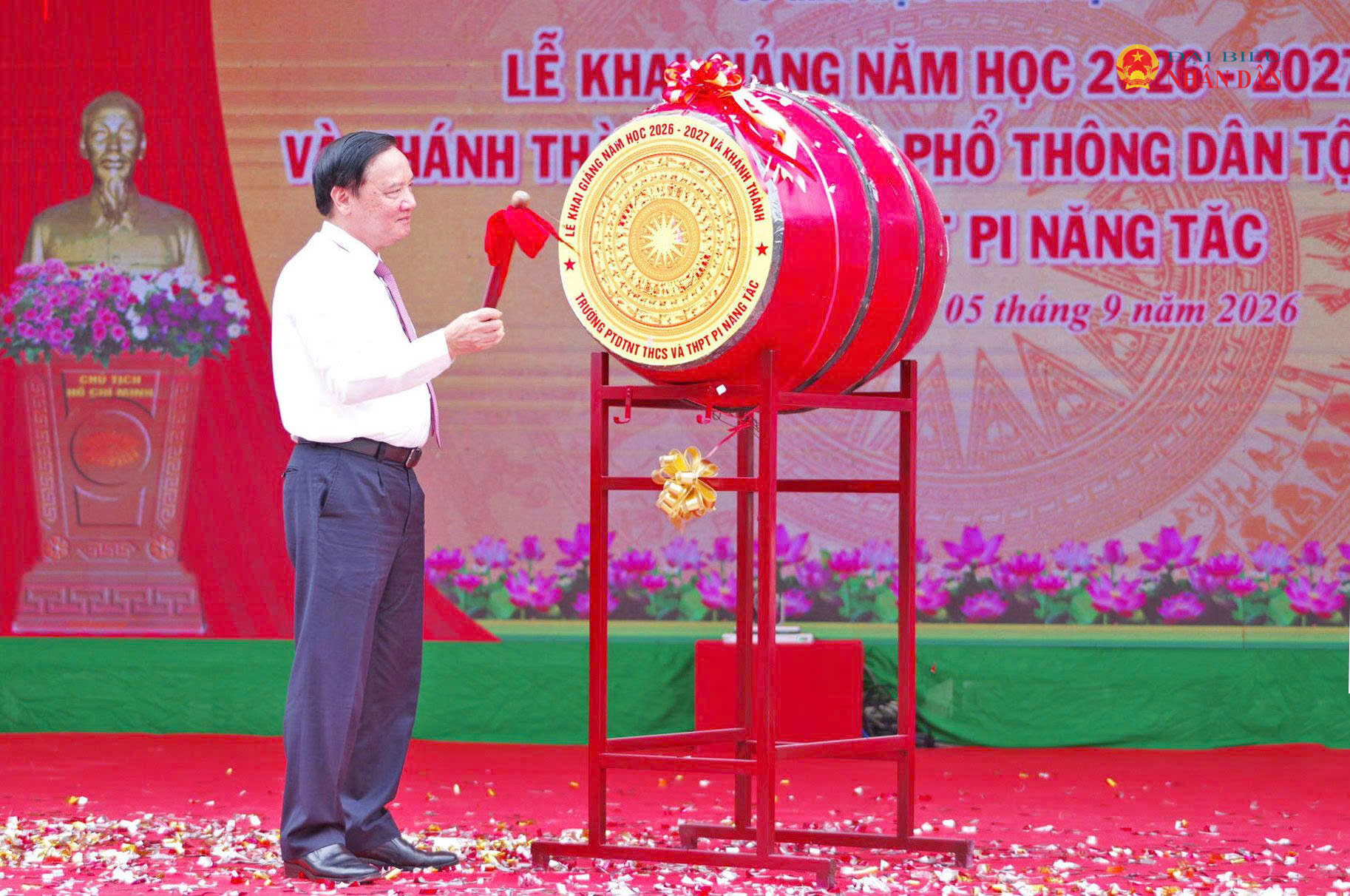Phó Chủ tịch Quốc hội Nguyễn Khắc Định đánh trống khai giảng năm học mới