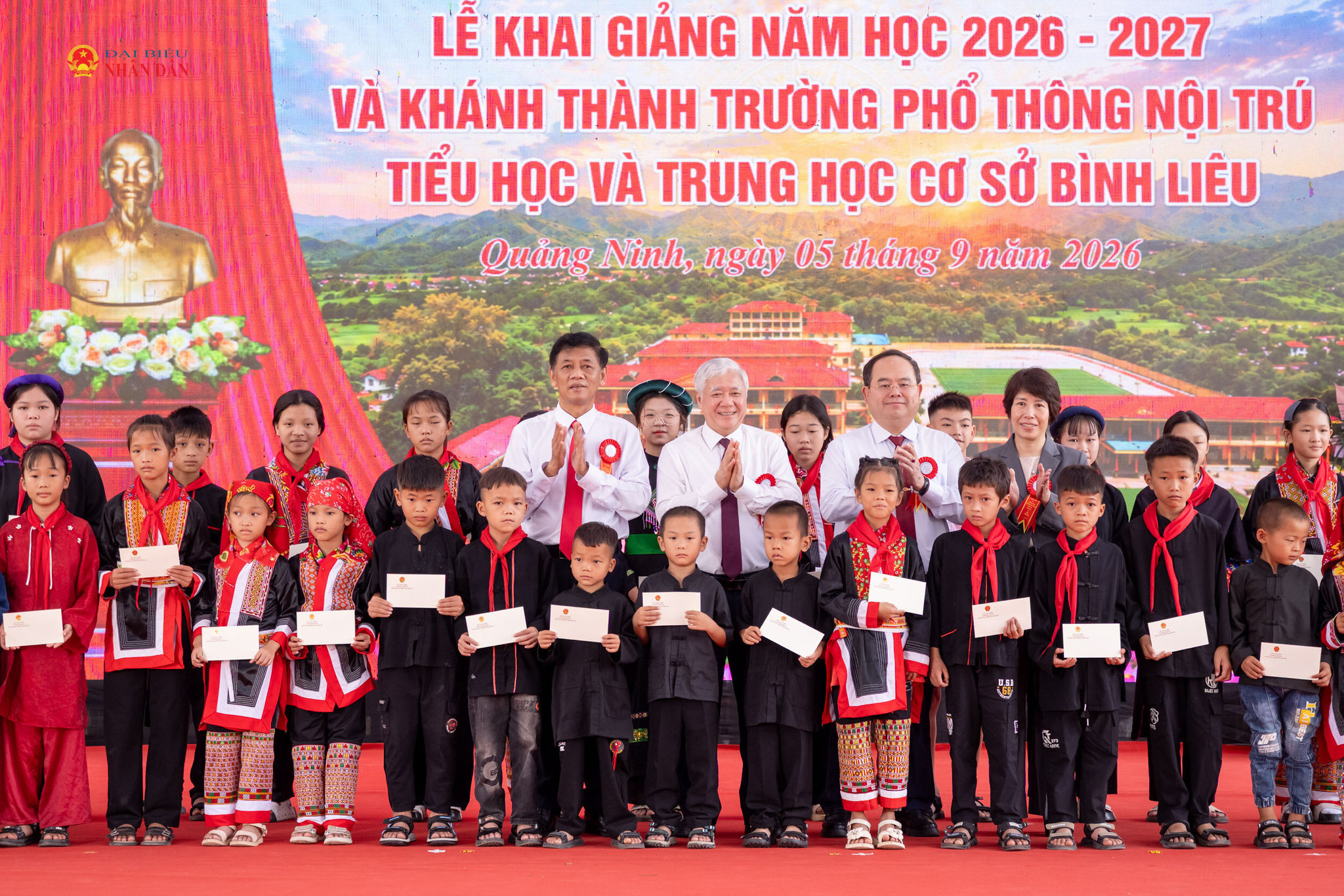Phó Chủ tịch Thường trực Quốc hội Đỗ Văn Chiến, Chủ tịch Hội đồng Dân tộc Lâm Văn Mẫn, Bí thư Thành ủy Quảng Ninh Quản Minh Cường trao quà tặng các em học sinh có hoàn cảnh khó khăn, nhằm tiếp thêm niềm tin, nghị lực để các em vững bước tới trường