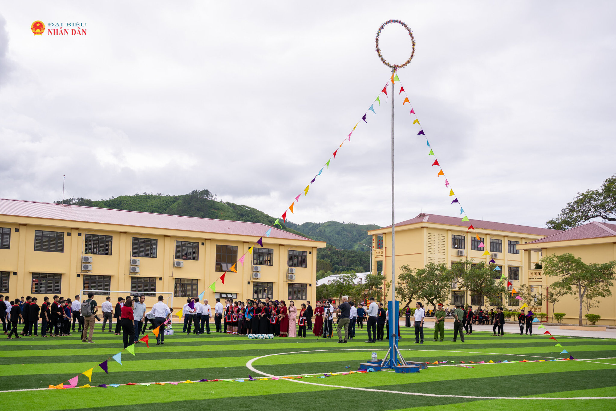 Phó Chủ tịch Thường trực Quốc hội Đỗ Văn Chiến ném còn tại khu thể dục, thể thao Trường Phổ thông nội trú Tiểu học và THCS Bình Liêu