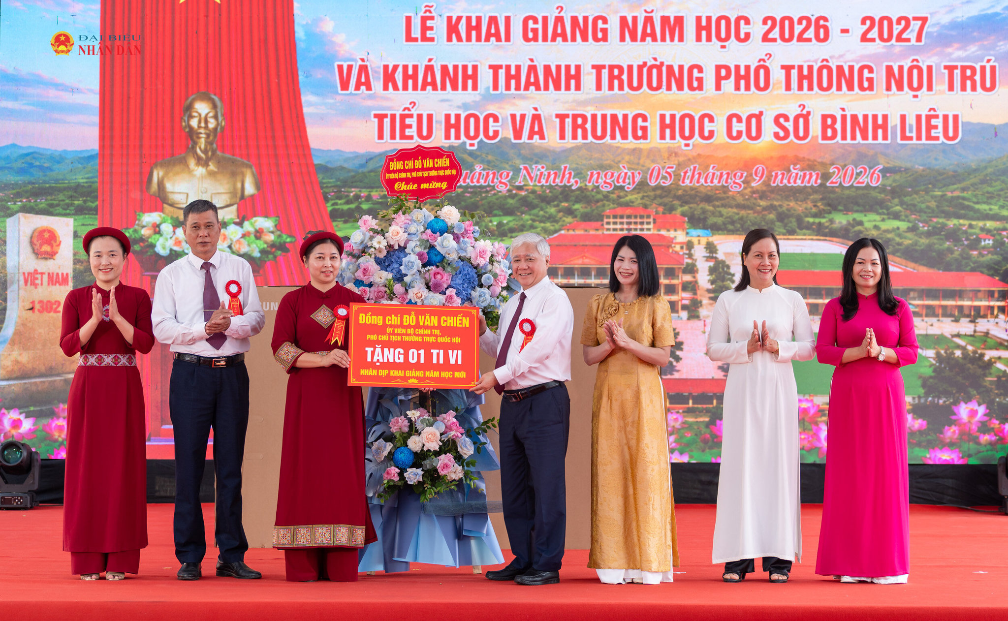 Phó Chủ tịch Thường trực Quốc hội Đỗ Văn Chiến trao quà tặng thầy và trò Trường Phổ thông nội trú Tiểu học và THCS Bình Liêu