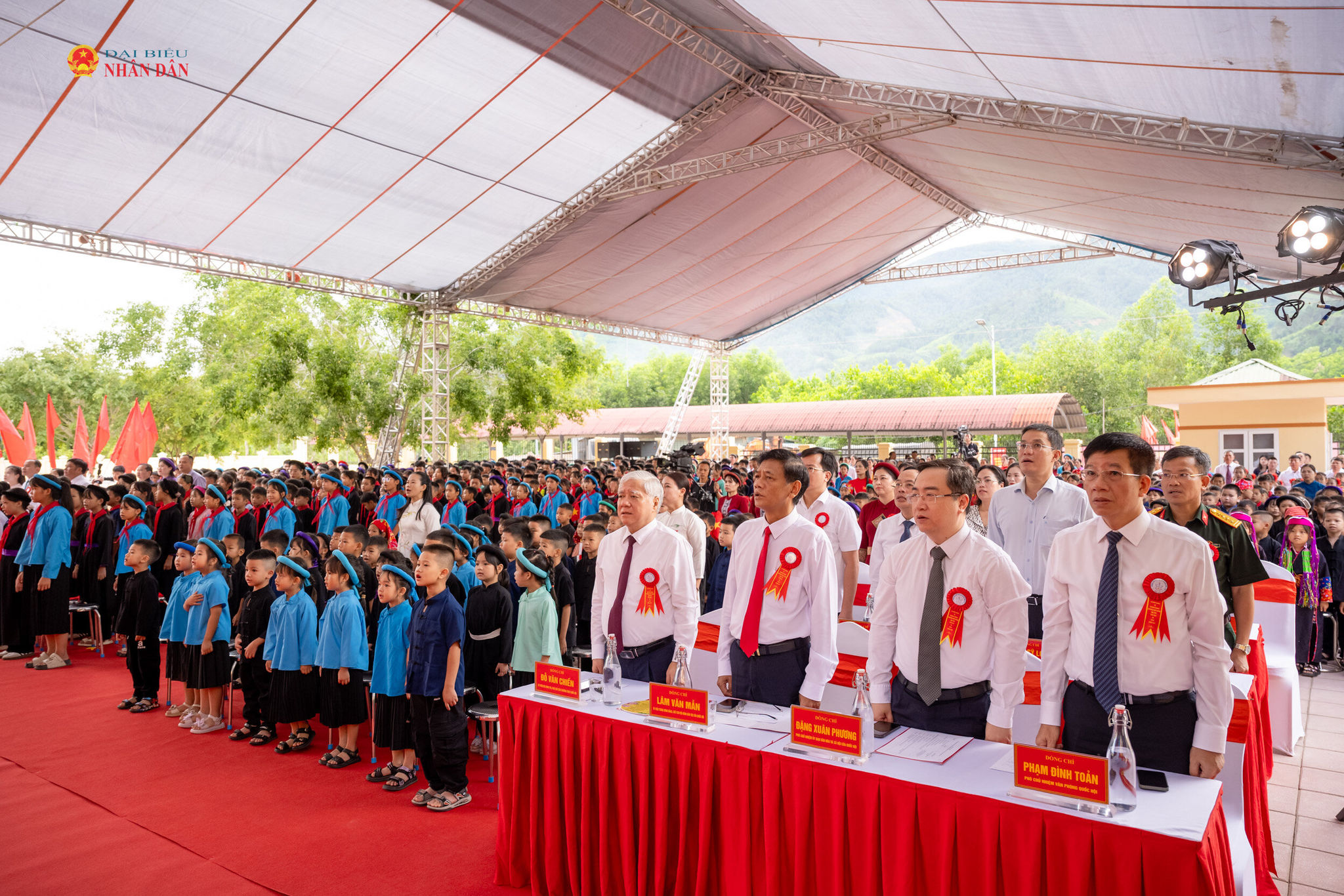 Phó Chủ tịch Thường trực Quốc hội Đỗ Văn Chiến và các đại biểu thực hiện nghi lễ chào cờ